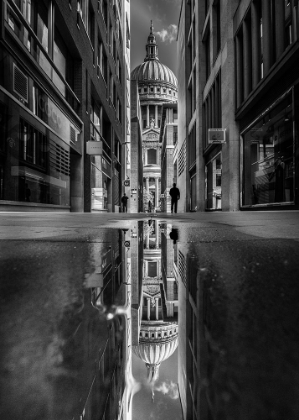 Picture of THE MIRROR OF ST PAULS CATHEDRAL