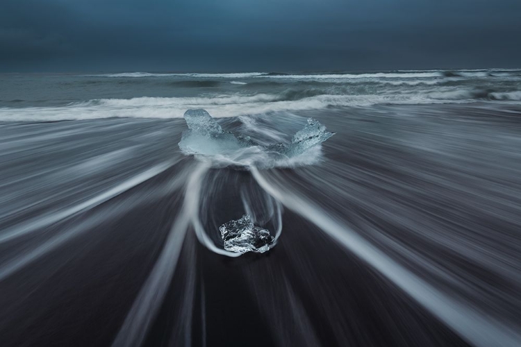 Picture of A DIAMOND ICE ON THE TIDING BEACH