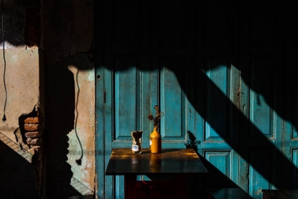 Picture of EMPTY TABLE AT CAFETERIA ON THE STREET SIDE