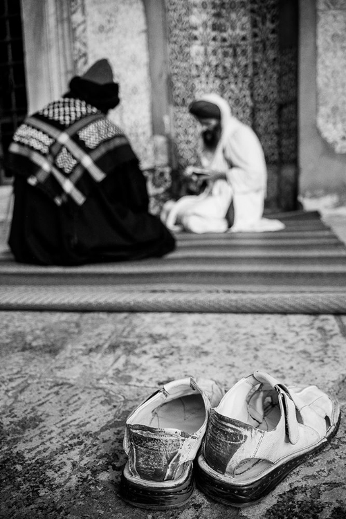 Picture of MEN PRAYING IN MOSQUE