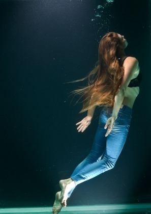 Picture of UNDERWATER ARTISTIC PORTRAIT SHOOTING