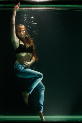 Picture of UNDERWATER ARTISTIC PORTRAIT SHOOTING