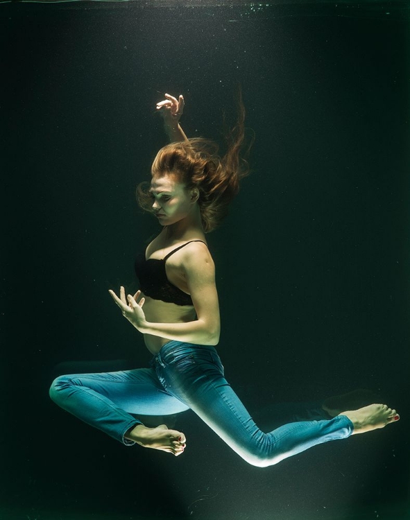 Picture of UNDERWATER ARTISTIC PORTRAIT SHOOTING