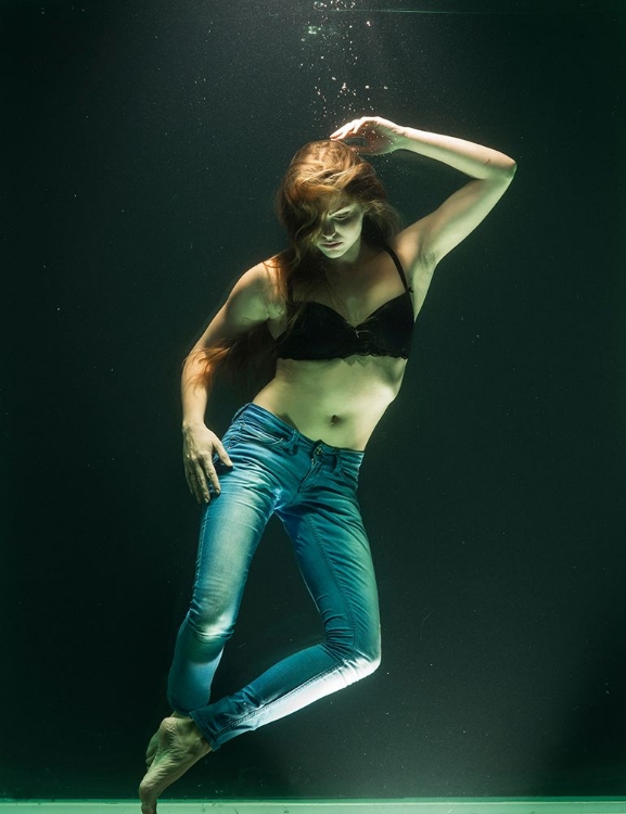 Picture of UNDERWATER ARTISTIC PORTRAIT SHOOTING