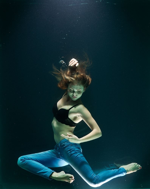 Picture of UNDERWATER ARTISTIC PORTRAIT SHOOTING