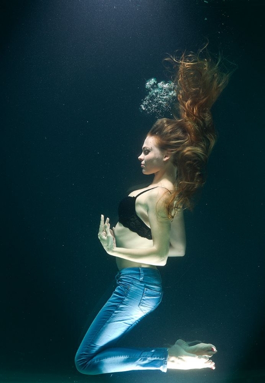 Picture of UNDERWATER ARTISTIC PORTRAIT SHOOTING