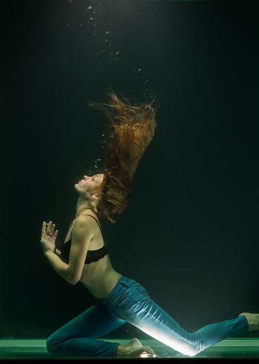 Picture of UNDERWATER ARTISTIC PORTRAIT SHOOTING