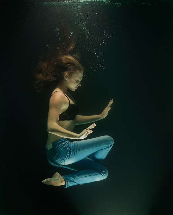 Picture of UNDERWATER ARTISTIC PORTRAIT SHOOTING