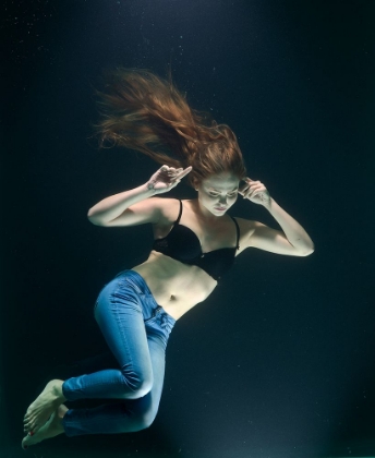 Picture of UNDERWATER ARTISTIC PORTRAIT SHOOTING