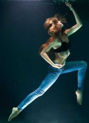 Picture of UNDERWATER ARTISTIC PORTRAIT SHOOTING