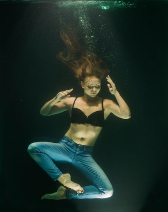 Picture of UNDERWATER ARTISTIC PORTRAIT SHOOTING