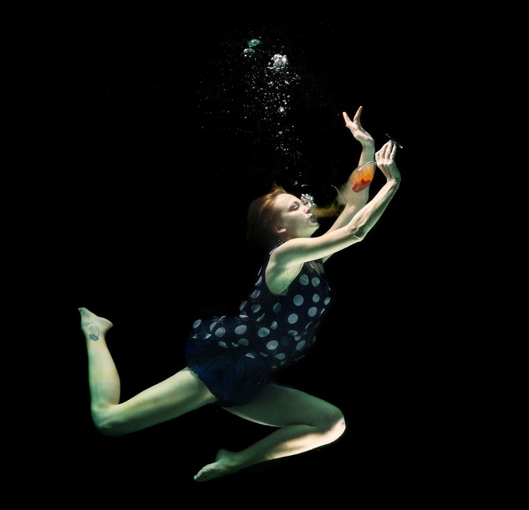 Picture of UNDERWATER ARTISTIC PORTRAIT SHOOTING