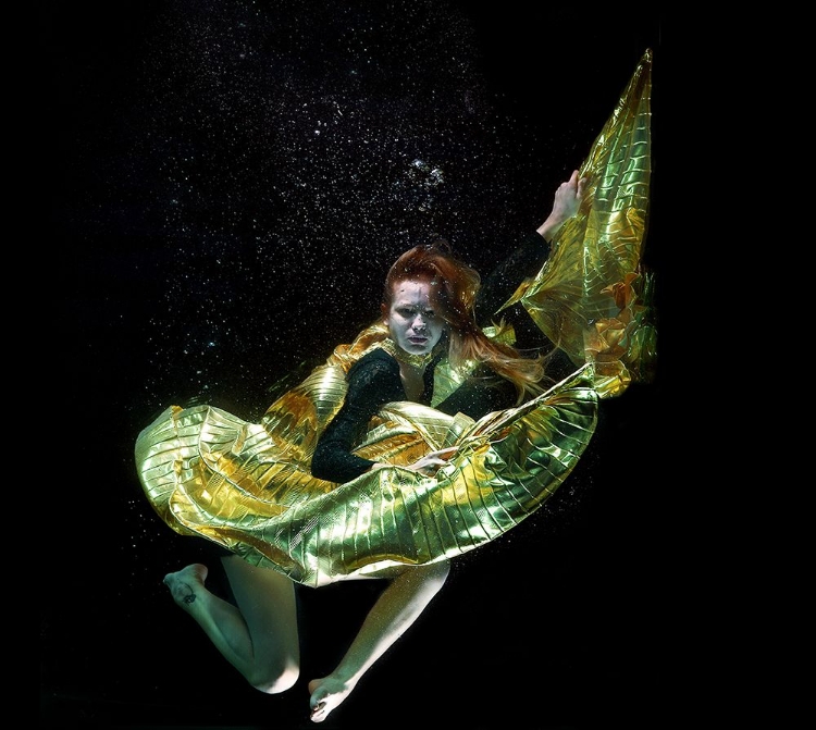 Picture of UNDERWATER ARTISTIC PORTRAIT SHOOTING