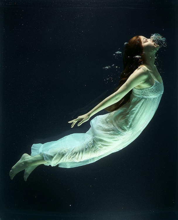 Picture of UNDERWATER ARTISTIC PORTRAIT SHOOTING