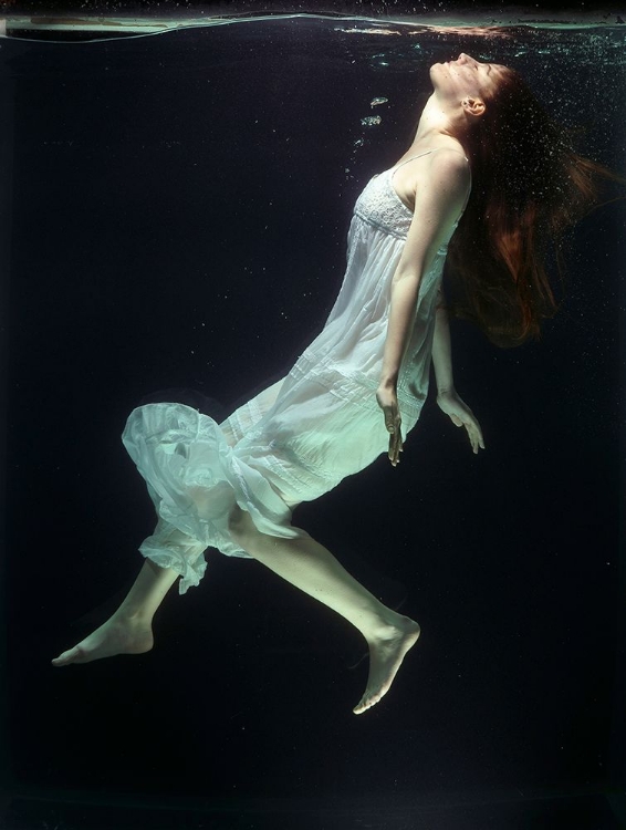 Picture of UNDERWATER ARTISTIC PORTRAIT SHOOTING