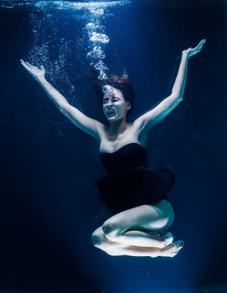 Picture of UNDERWATER ARTISTIC PORTRAIT SHOOTING