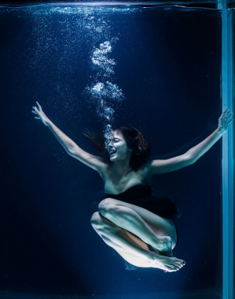 Picture of UNDERWATER ARTISTIC PORTRAIT SHOOTING