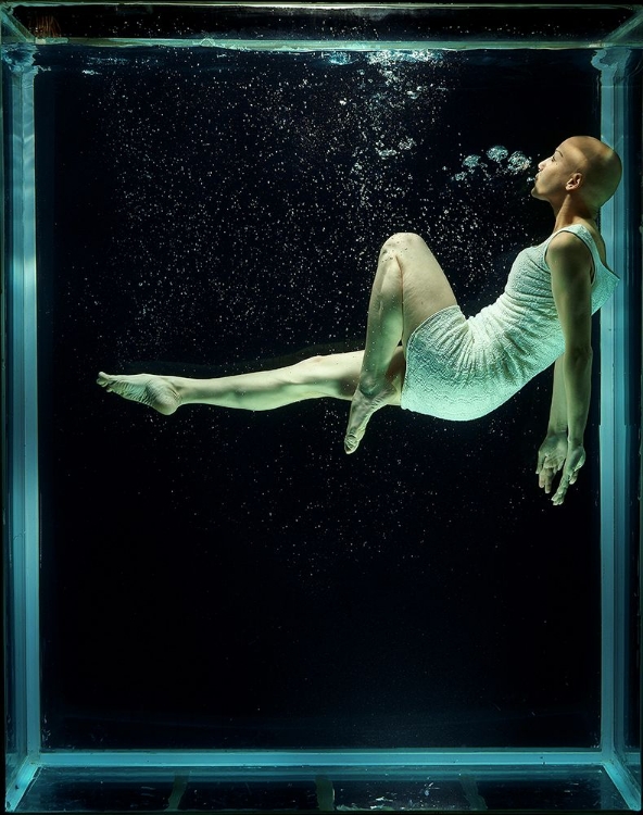 Picture of UNDERWATER ARTISTIC PORTRAIT SHOOTING