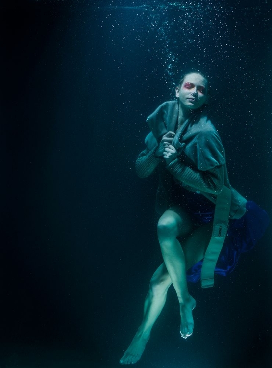 Picture of UNDERWATER ARTISTIC PORTRAIT SHOOTING