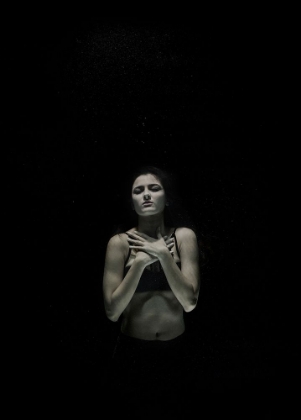 Picture of UNDERWATER ARTISTIC PORTRAIT SHOOTING