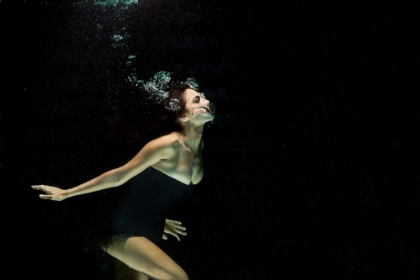 Picture of UNDERWATER ARTISTIC PORTRAIT SHOOTING