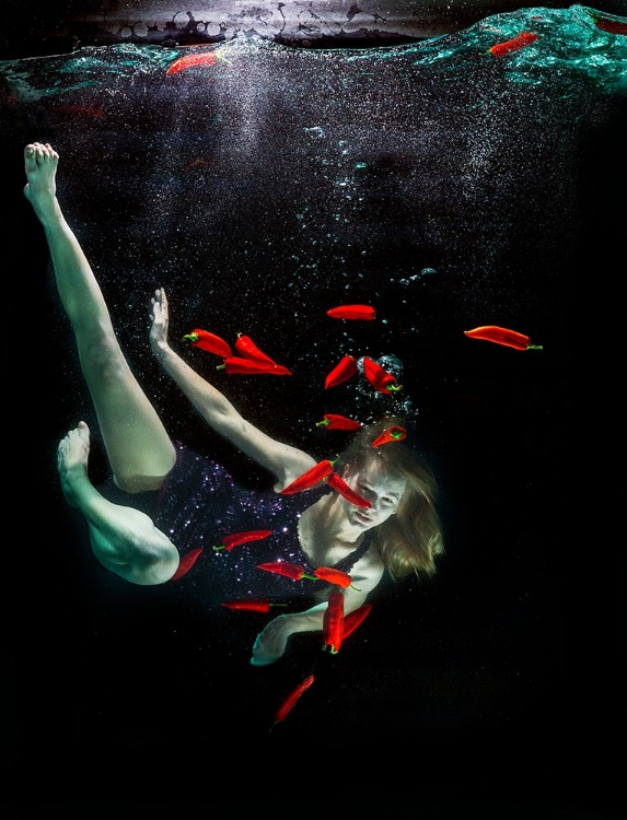 Picture of UNDERWATER ARTISTIC PORTRAIT SHOOTING