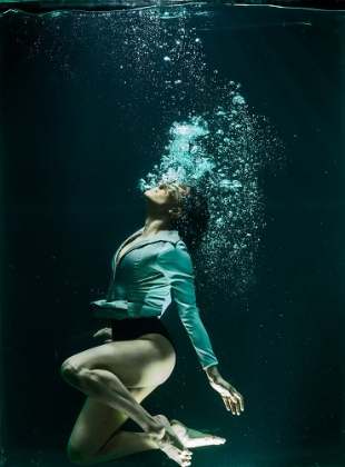 Picture of UNDERWATER ARTISTIC PORTRAIT SHOOTING