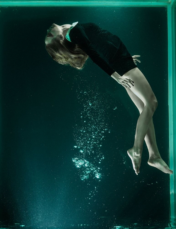 Picture of UNDERWATER ARTISTIC PORTRAIT SHOOTING