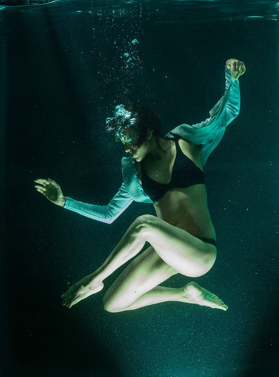 Picture of UNDERWATER ARTISTIC PORTRAIT SHOOTING