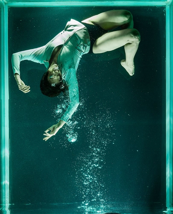 Picture of UNDERWATER ARTISTIC PORTRAIT SHOOTING