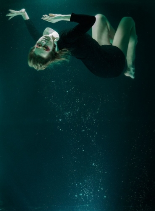 Picture of UNDERWATER ARTISTIC PORTRAIT SHOOTING