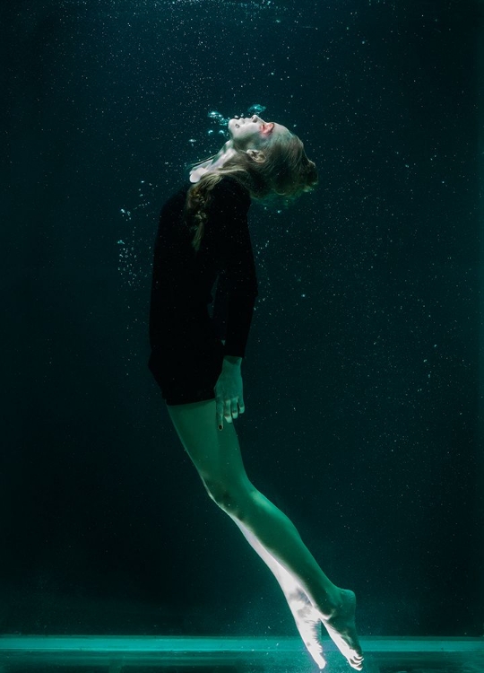 Picture of UNDERWATER ARTISTIC PORTRAIT SHOOTING