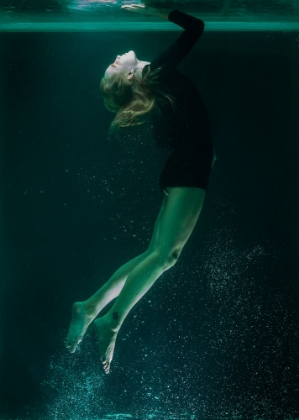 Picture of UNDERWATER ARTISTIC PORTRAIT SHOOTING