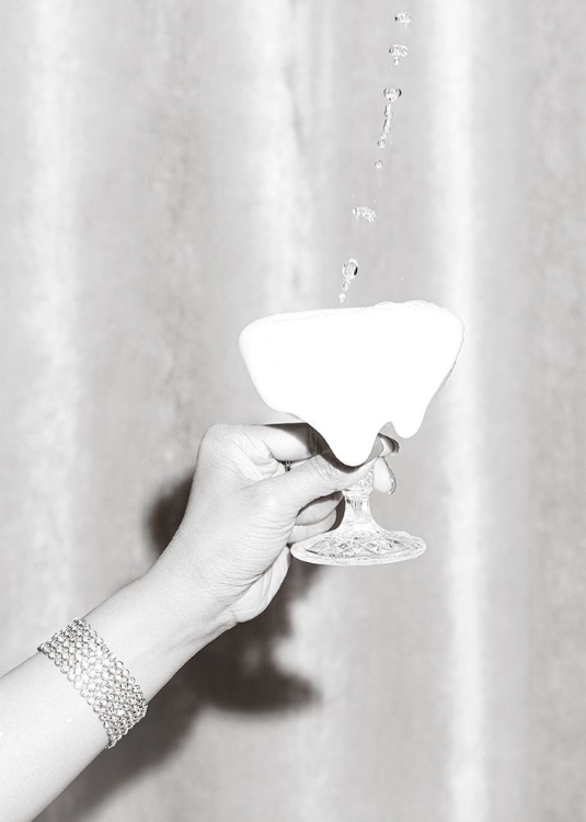 Picture of HANDS DRINK GLASS BLACK AND WHITE