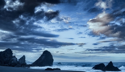 Picture of CLOUDS SWEEP ACROSS THE OCEAN