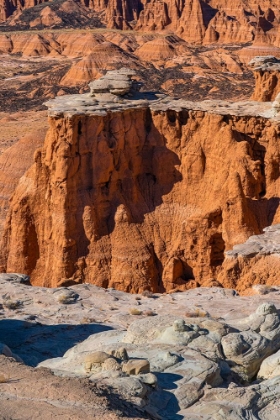 Picture of USA-UTAH. GEOLOGICAL FEATURES IN THE LOWER SOUTH DESERT-CAPITOL REEF NATIONAL PARK