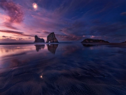 Picture of GOLDEN BAY WHEN NIGHT FALLS