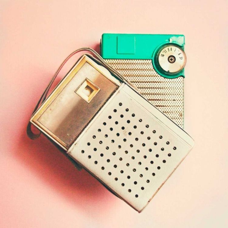 Picture of VINTAGE TRANSISTOR RADIO ON PINK